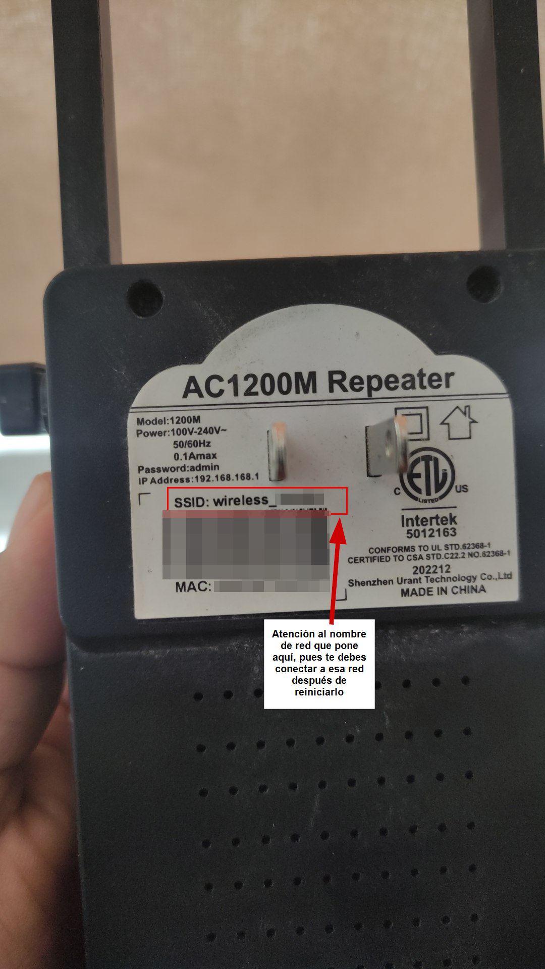 Repetidor AC1200M. Se nota el nombre de la red (censurado) así como el modelo completo, los detalles técnicos, ip de acceso y contraseña por defecto