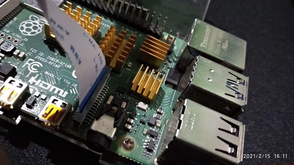 Referencia - Lado azul del conector de la cámara junto a conector de audio