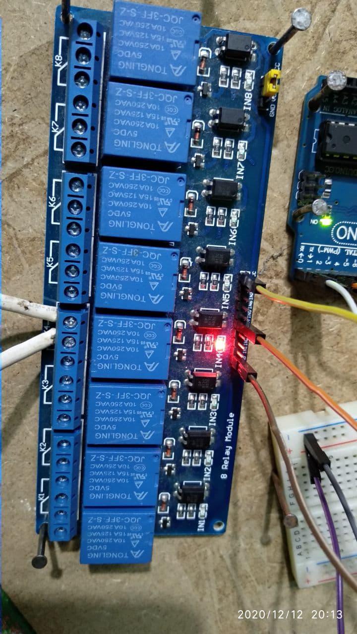 Módulo de 8 relevadores para controlar bombilla con Arduino y Bluetooth