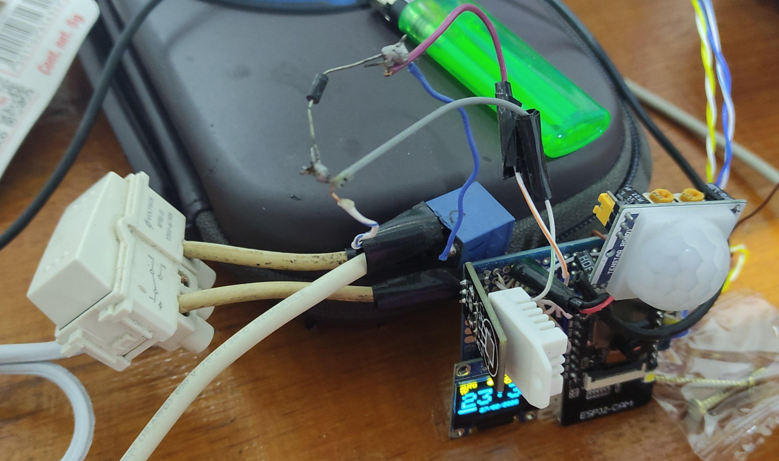 Esquema de conexión de relevador con ESP32-CAM para control de bombilla mediante apagador de 3 vías