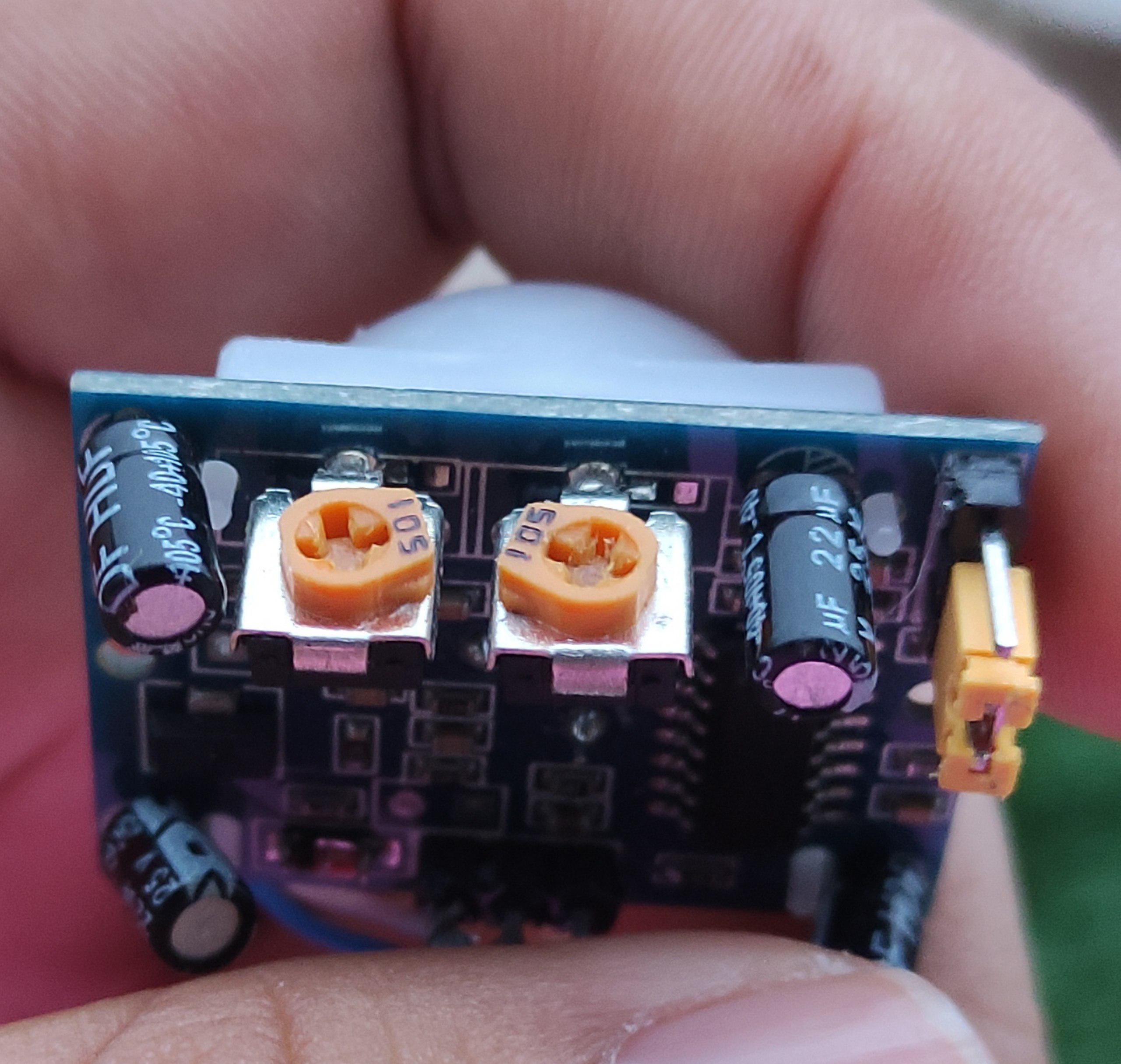 Sensor PIR HC-SR501 mostrando configuración de sensibilidad, tiempo y disparo