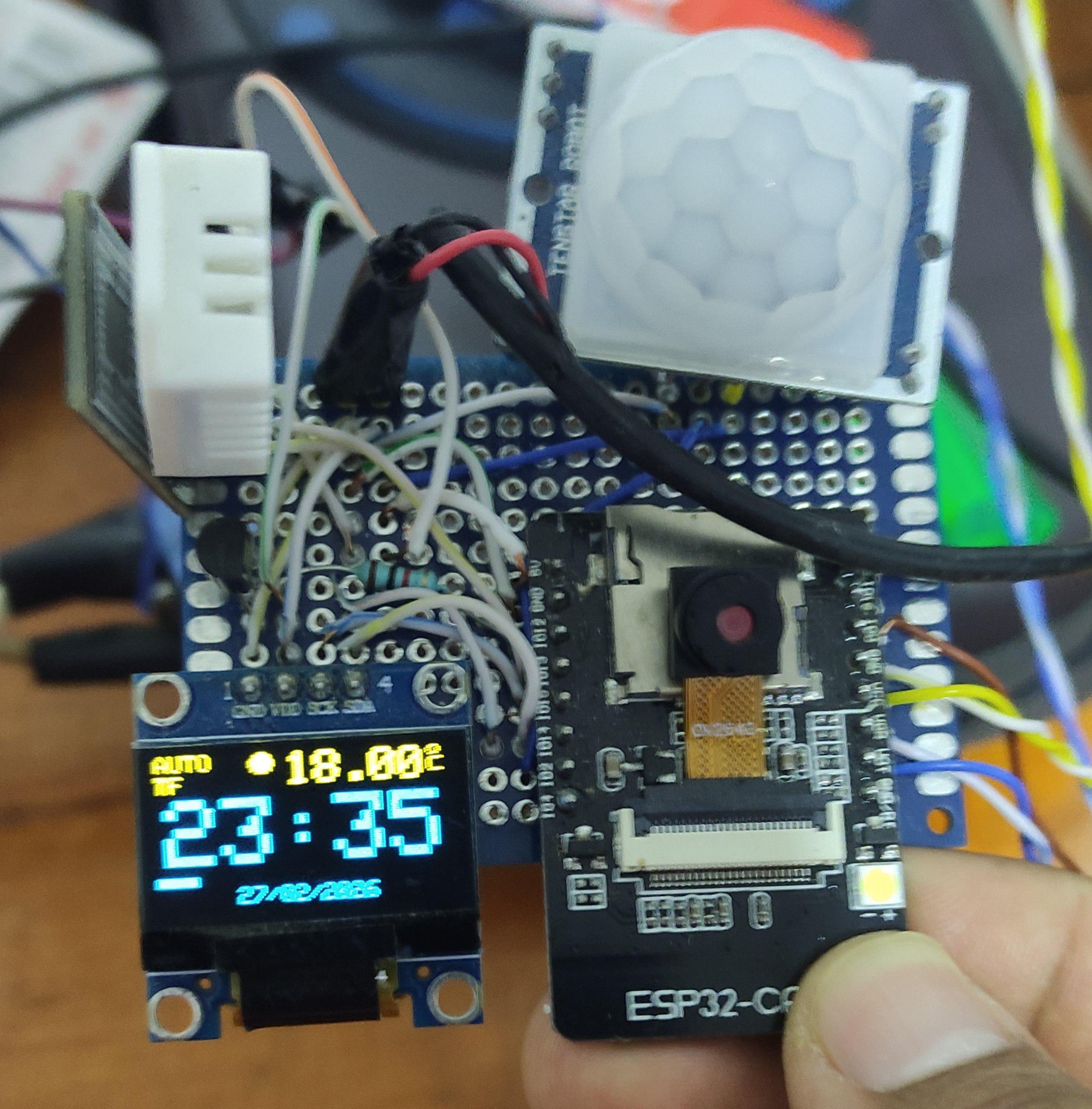 Circuito final con ESP32-CAM, pantalla OLED, sensor PIR, sensor de temperatura DHT22 y módulo de relevador con transistor