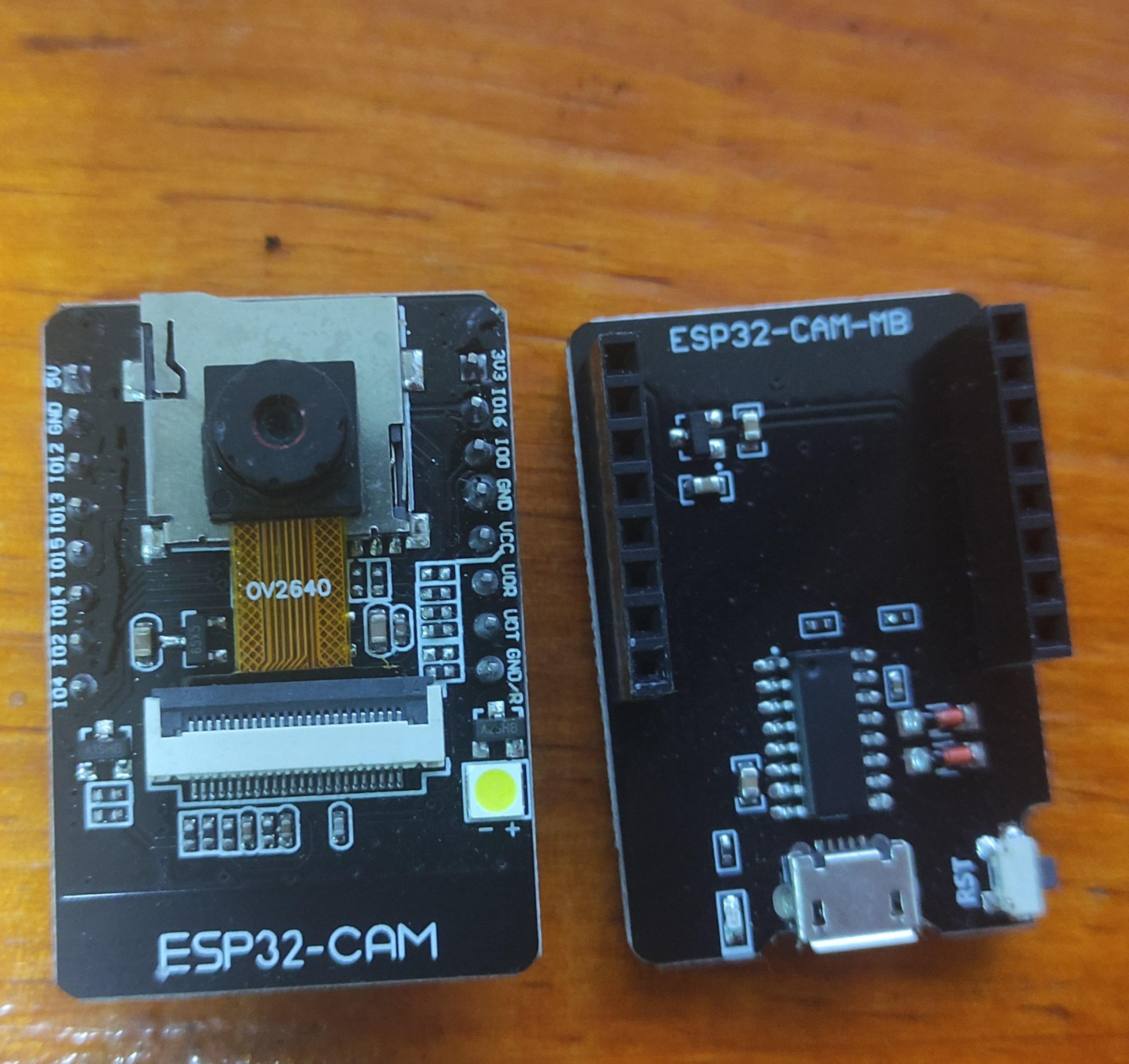 Fotogracía de ESP32-CAM junto con su hat para programarla. El hat dice ESP32-CAM-MB y tiene la conexión USB
