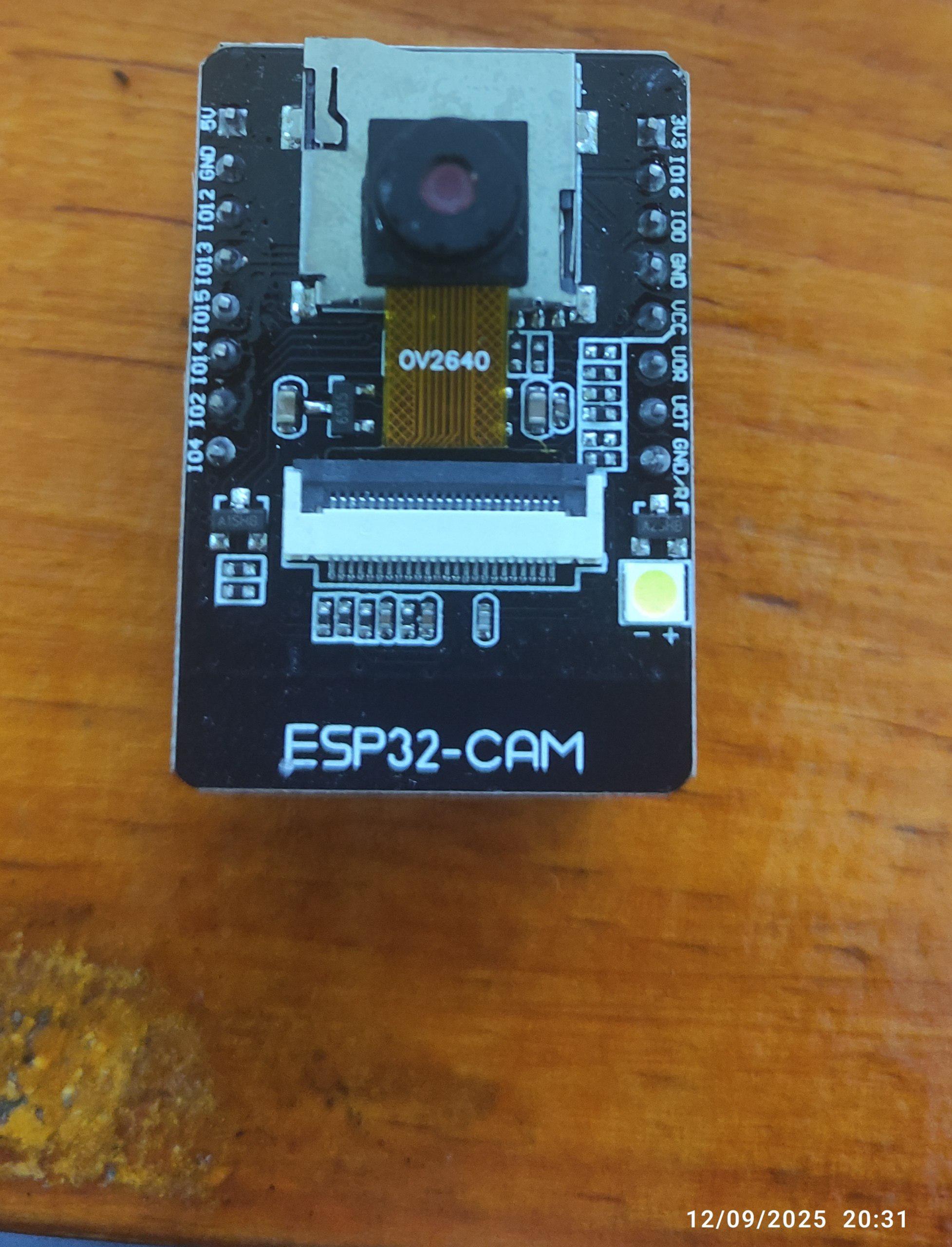Vista frontal del dispositivo ESP32-CAM. Se aprecia la cámara modelo OV2640