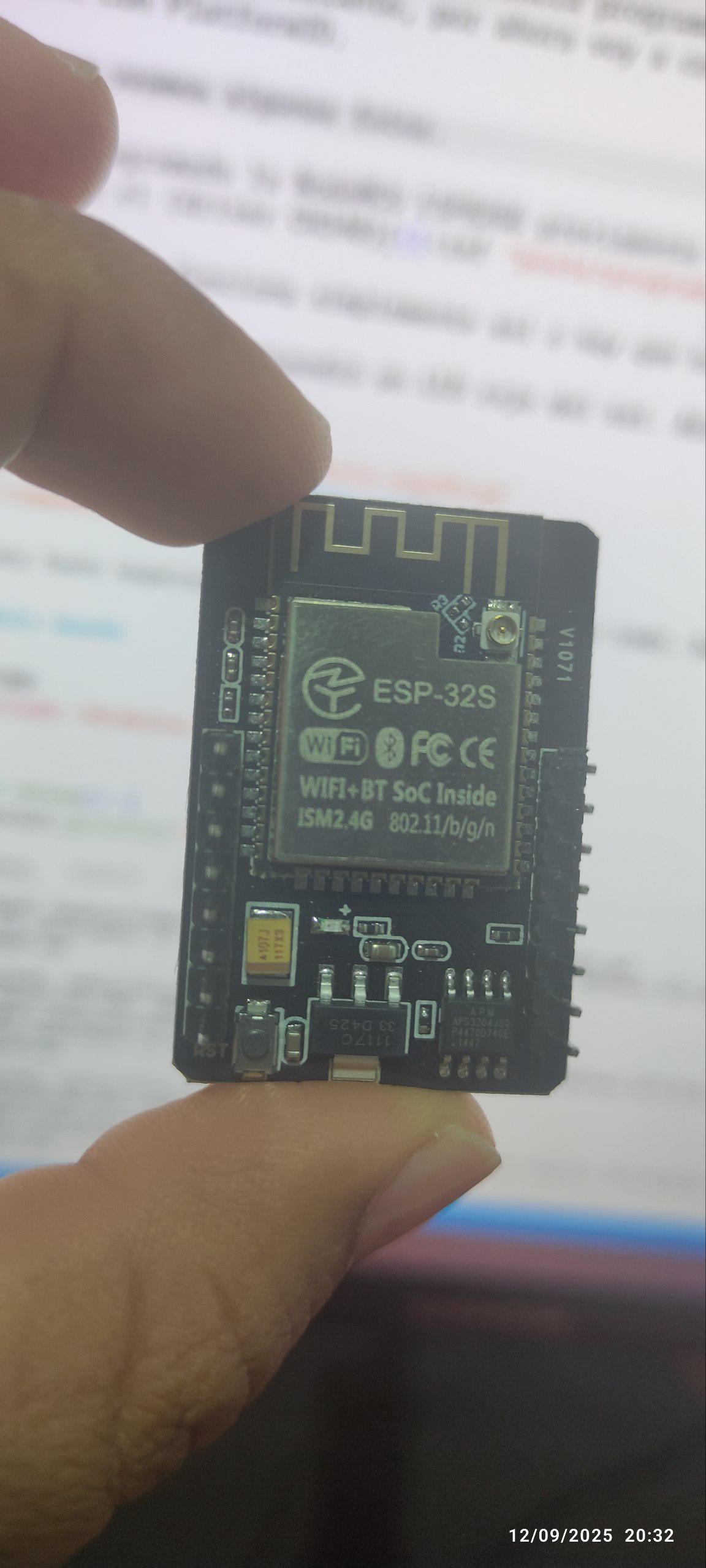 Vista trasera del dispositivo ESP32-CAM. Se aprecian las especificaciones WiFi y BT