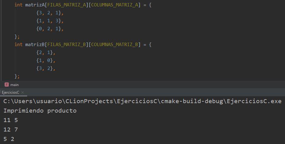 Ejecutando programa en C para multiplicar matrices y almacenar el resultado en otra matriz