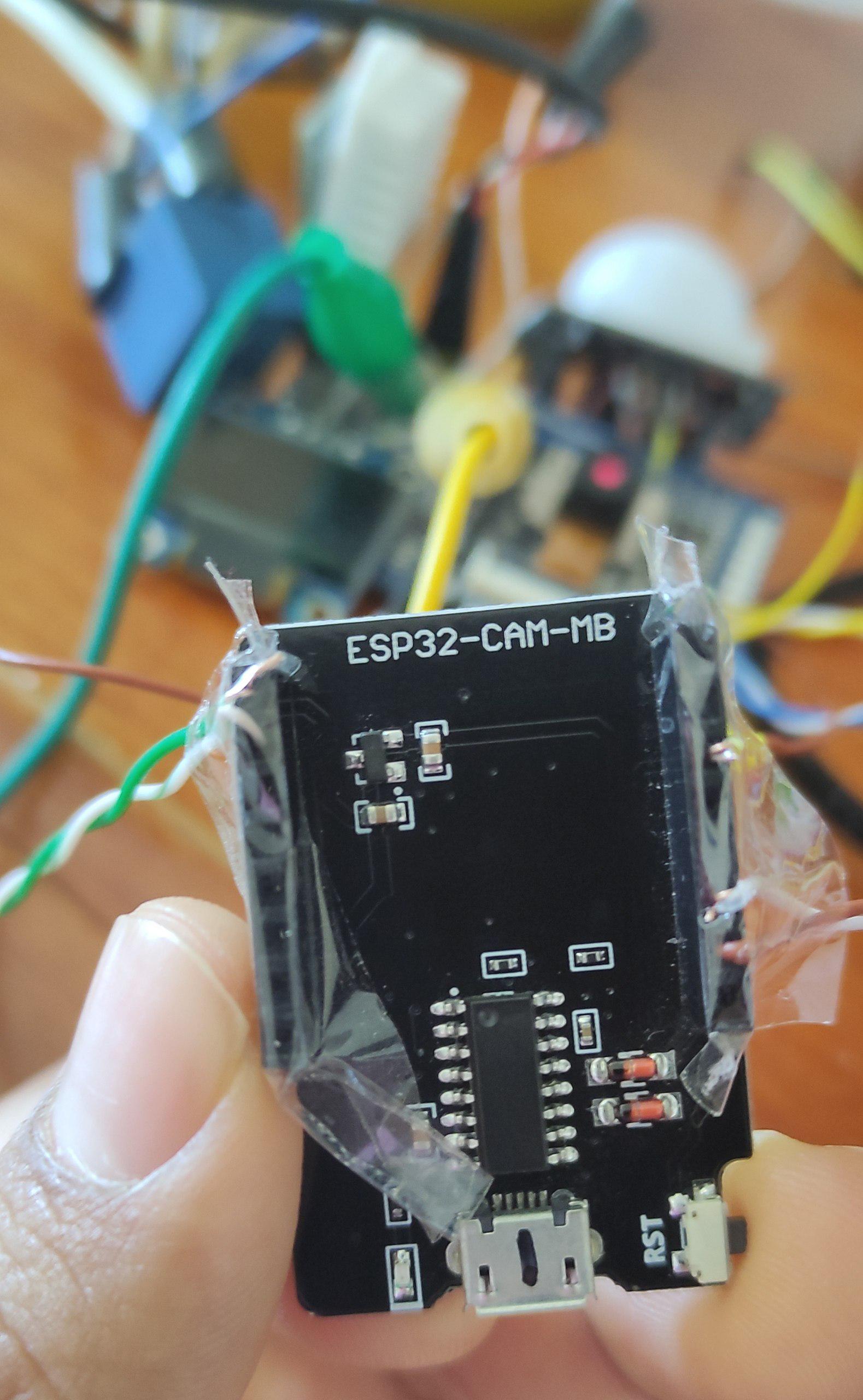 Programador ESP32-CAM. Se aprecian 5 cables conectados que son los mínimos para poder programarla