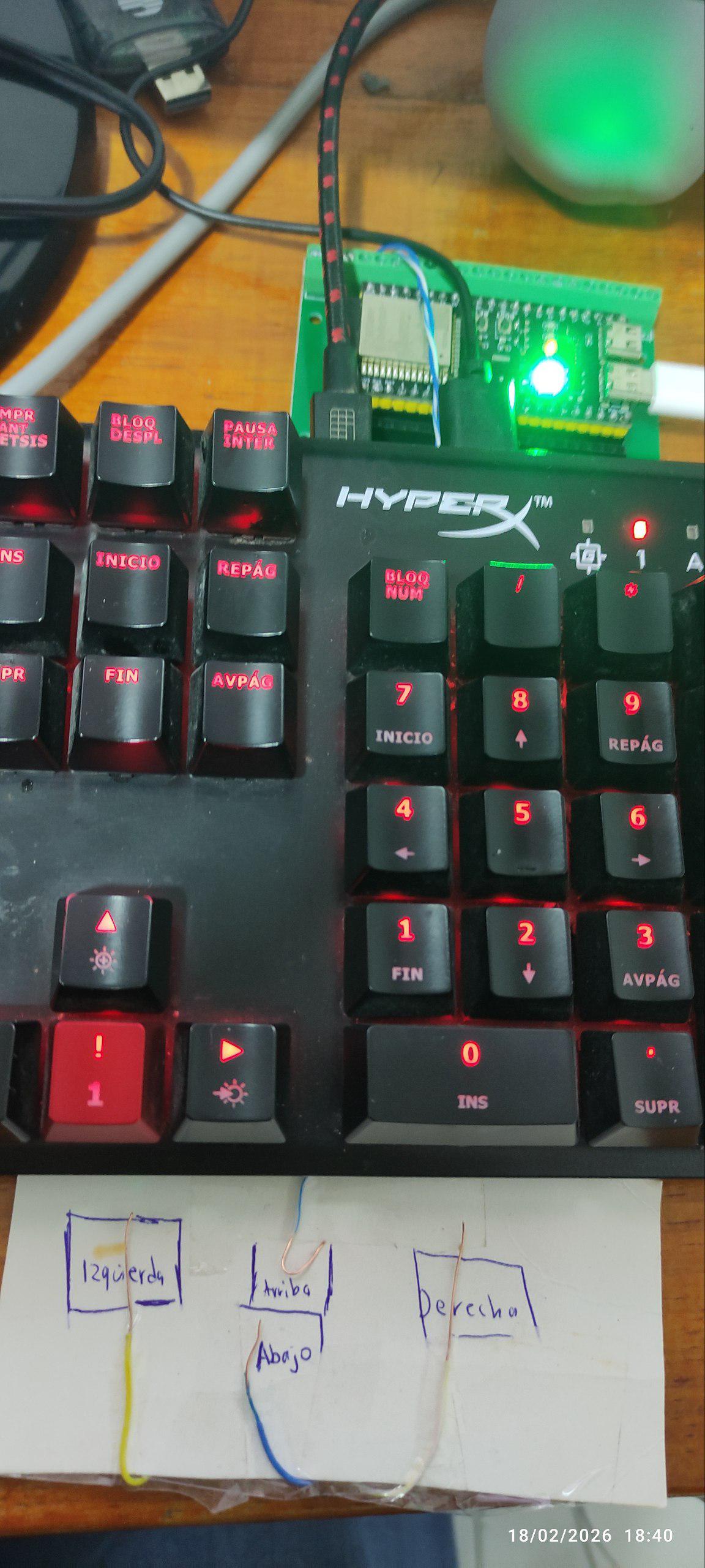 ESP32-S3 junto a teclado trabajando en conjunto para simular teclas que ya no funcionan en este último