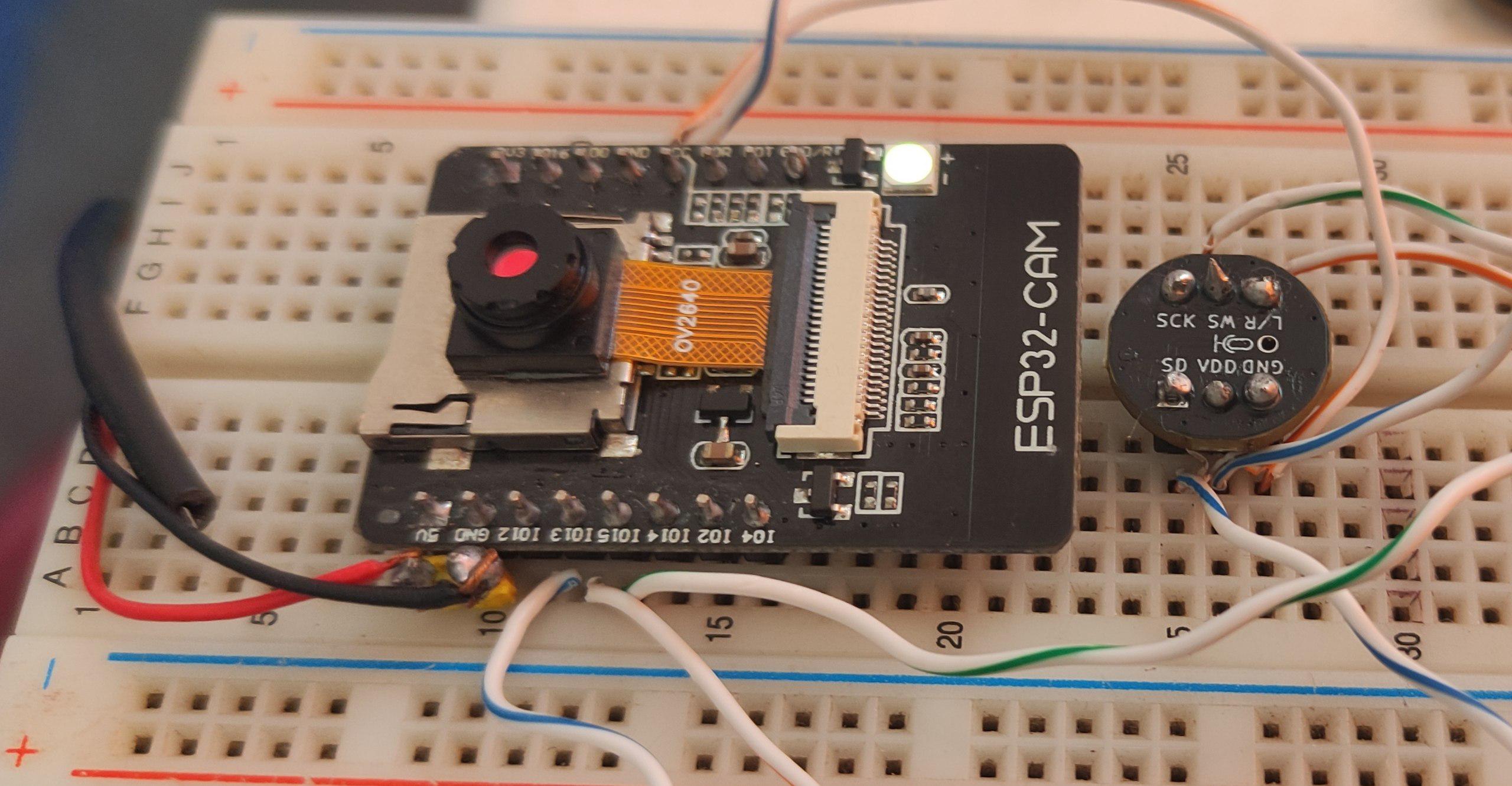 ESP32-CAM montada en Protoboard. Un micrófono ICS-4343 está conectado a ella, y se está transmitiendo el audio en tiempo real por UDP