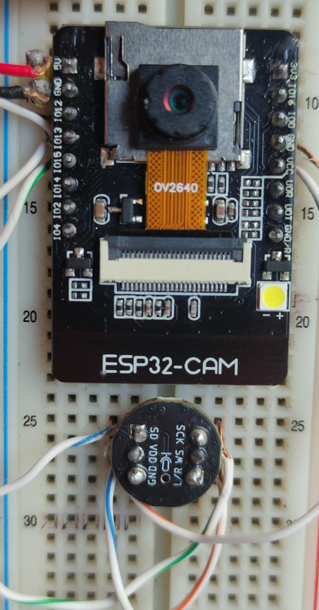 Breadboard con la ESP32-CAM y el micrófono ICS-43434 conectados listos para transmitir audio y video en tiempo real por UDP