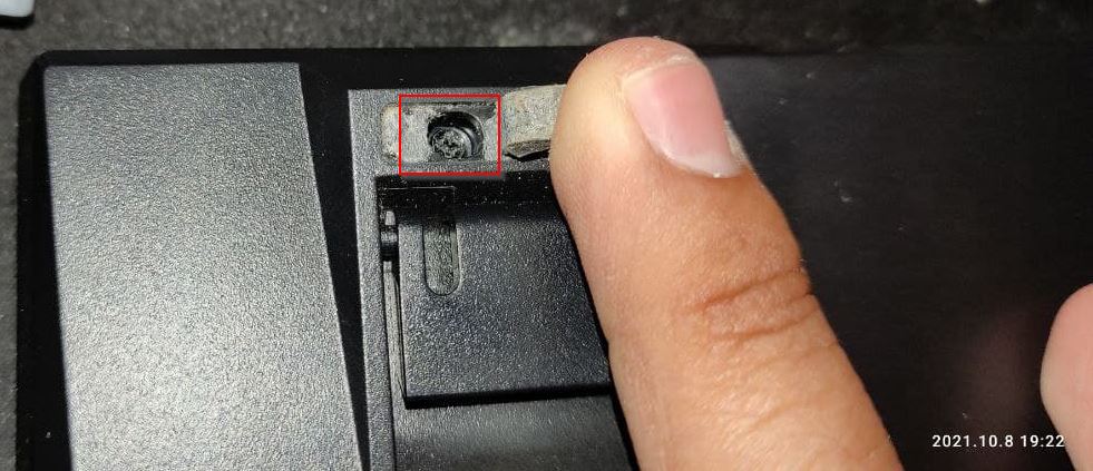 Remover tornillo trasero de teclado HyperX